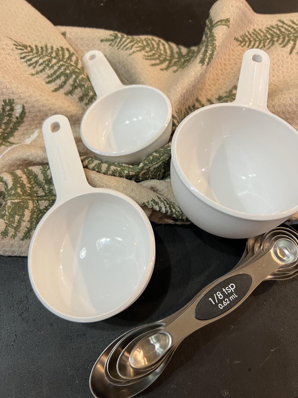 https://www.lynnskitchenadventures.com/wp-content/uploads/2023/11/Measuring-Cups-and-Spoons.jpg