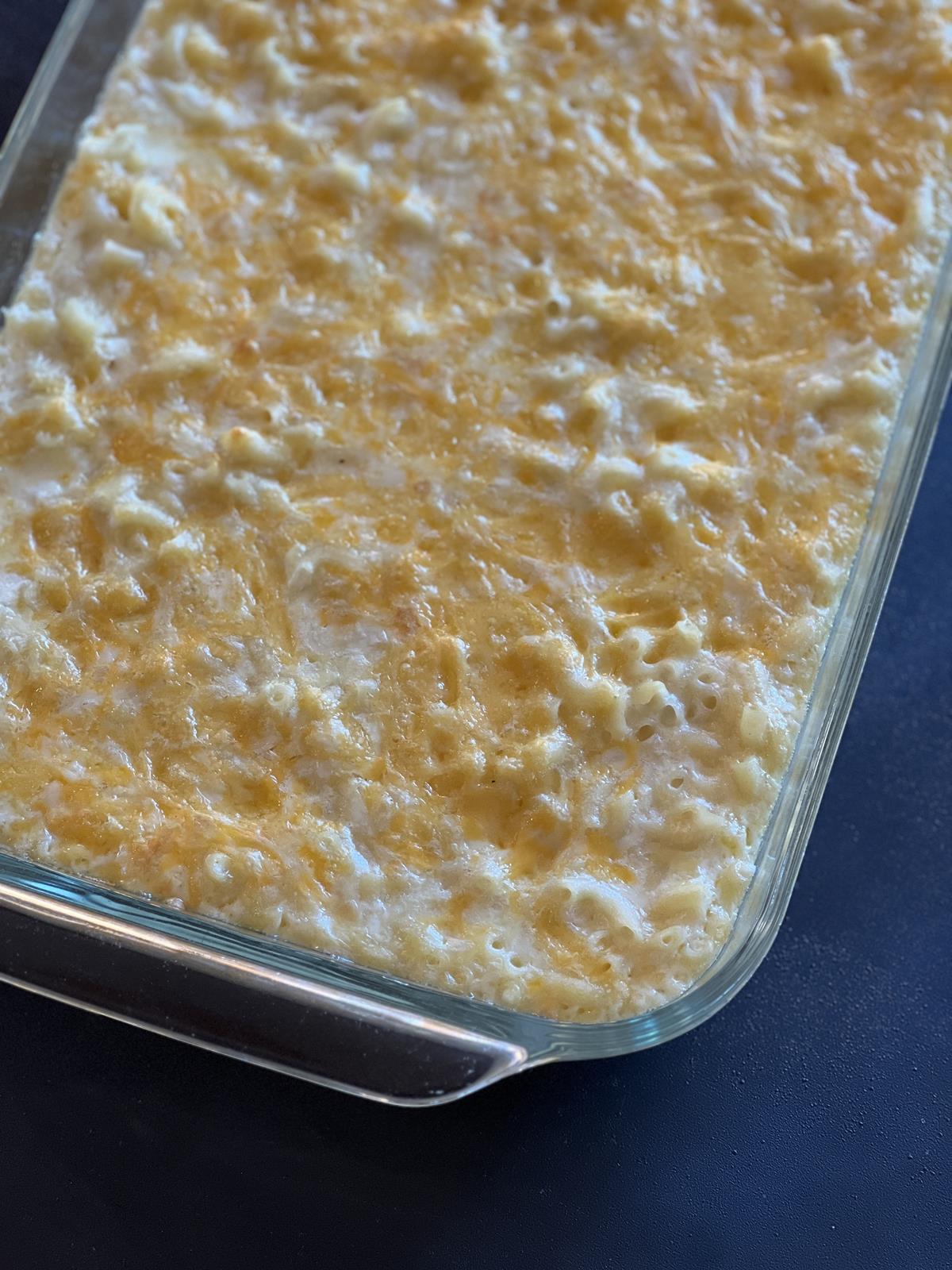 glass pyrex pan of macaroni and cheese